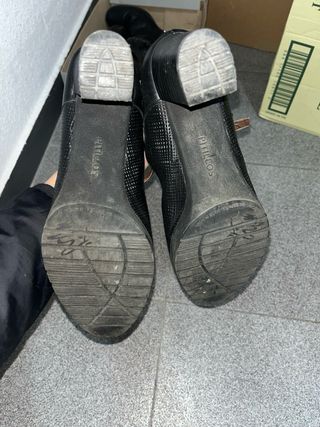 Zapatos de tacón negros con tira