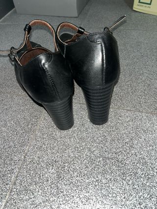 Zapatos de tacón negros con tira