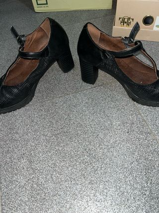 Zapatos de tacón negros con tira