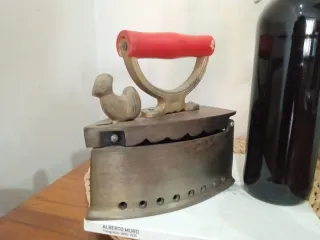 Antigua plancha de hierro fundido y mango madera