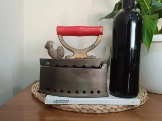 Antigua plancha de hierro fundido y mango madera