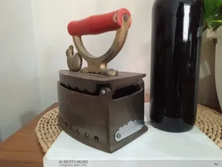 Antigua plancha de hierro fundido y mango madera