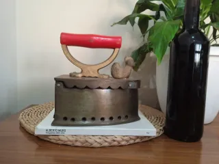 Antigua plancha de hierro fundido y mango madera