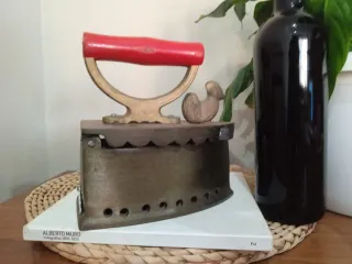 Antigua plancha de hierro fundido y mango madera