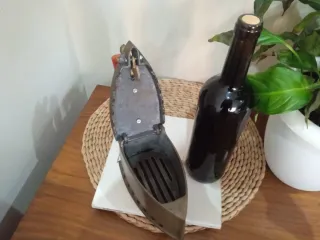 Antigua plancha de hierro fundido y mango madera