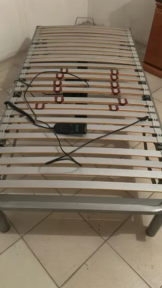 Cama articulada metálica y de madera