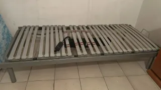 Cama articulada metálica y de madera