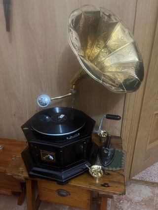 Gramófono antiguo His Master's Voice