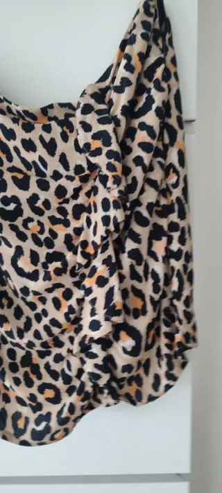 Blusa y falda leopardo Bershka. Talla M/L