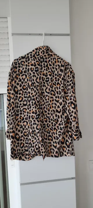 Blusa y falda leopardo Bershka. Talla M/L