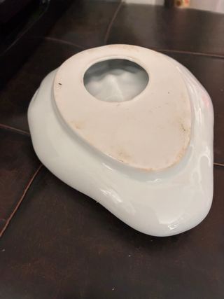 Plato decorativo de porcelana en forma de manos