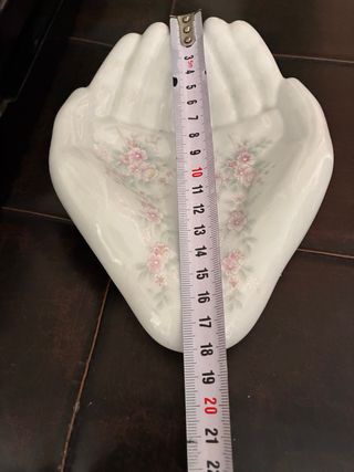 Plato decorativo de porcelana en forma de manos