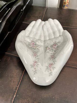 Plato decorativo de porcelana en forma de manos