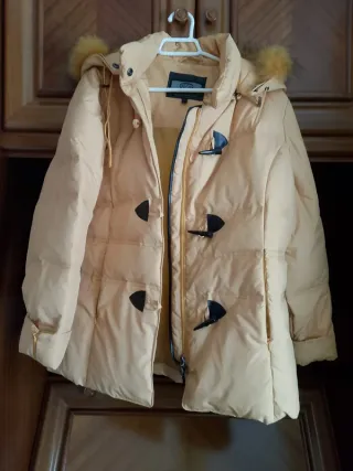 Cazadora mostaza con capucha