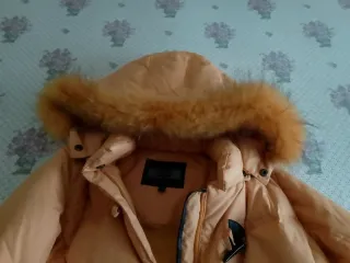 Cazadora mostaza con capucha