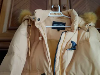 Cazadora mostaza con capucha