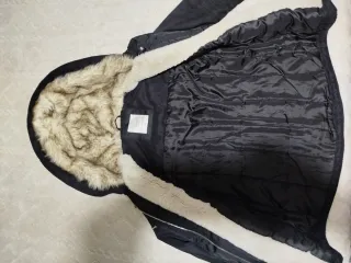 Parka Negra Bershka con Capucha Forrada