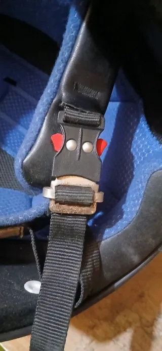 Casco de moto plateado