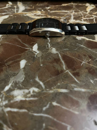 Reloj de pulsera con movimiento de cuarzo.