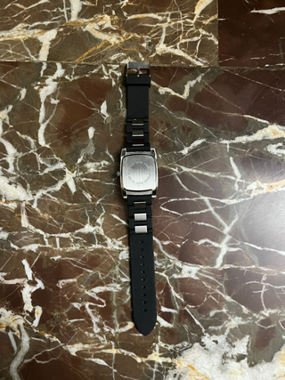 Reloj de pulsera con movimiento de cuarzo.