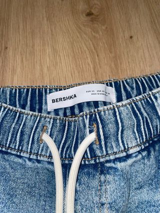 Pantalones vaqueros desgastados con cordón