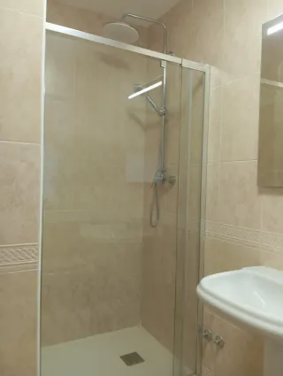 Inmobiliaria se alquila habitación