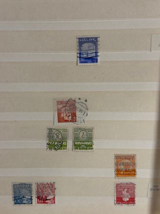 Album di francobolli 32 pag con alcuni francobolli