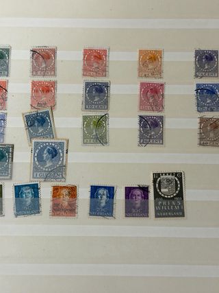 Album di francobolli 32 pag con alcuni francobolli