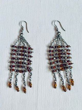 Pendientes largos con abalorios en tonos calidos