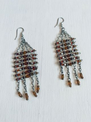 Pendientes largos con abalorios en tonos calidos