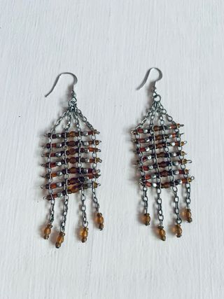 Pendientes largos con abalorios en tonos calidos