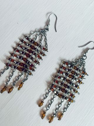 Pendientes largos con abalorios en tonos calidos