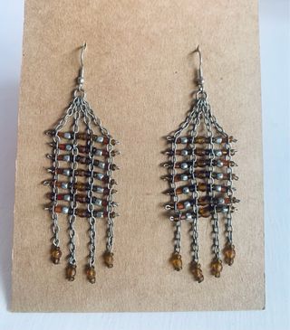 Pendientes largos con abalorios en tonos calidos