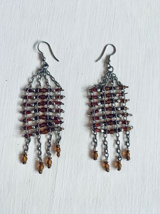 Pendientes largos con abalorios en tonos calidos