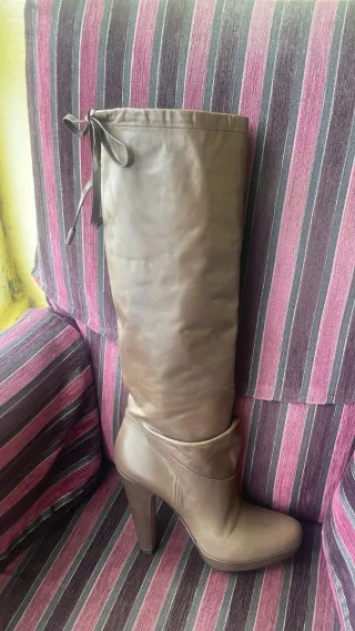 Stivali alti in pelle Prada marroni