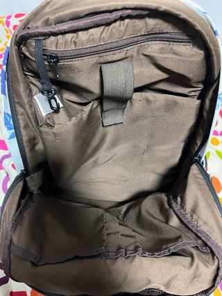 Mochila azul con estampado de hojas