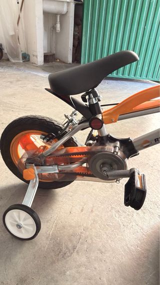 Bicicleta infantil naranja y gris