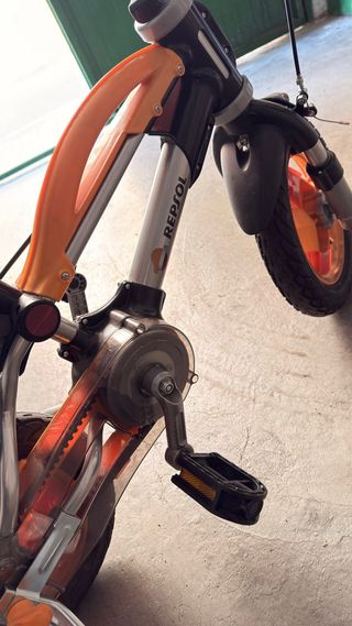 Bicicleta infantil naranja y gris