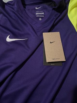 Camiseta Nike Morada y Amarilla