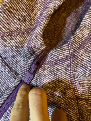 Sudadera deportiva con cremallera morada