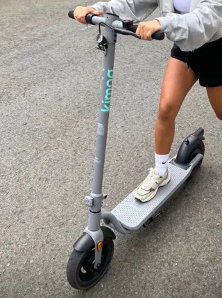 Patinete eléctrico gris