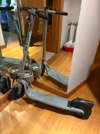 Patinete eléctrico gris