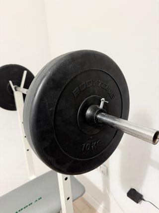 Press de banca con barra y discos