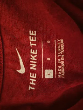 Camiseta Nike básica burdeos logo bordado