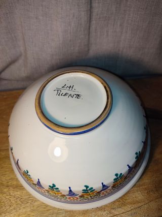 Cuenco de cerámica artesanal pintado a mano