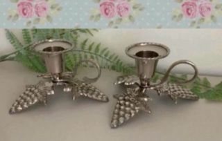Candelabros de metal con diseño de uvas
