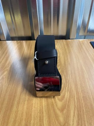 Cinturón de cuero negro con hebilla metálica