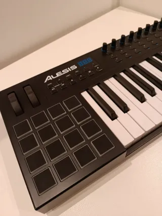 Teclado MIDI Alesis VI 25