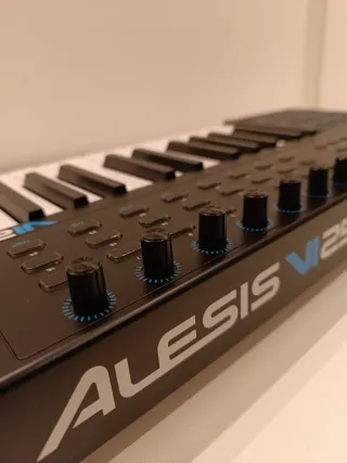 Teclado MIDI Alesis VI 25