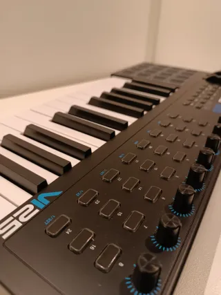 Teclado MIDI Alesis VI 25